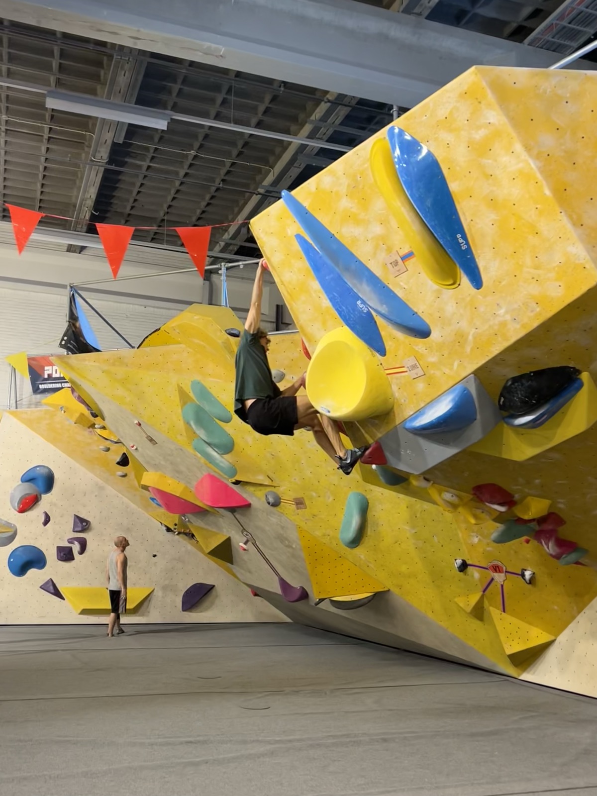 Loek klimt in de boulderhal