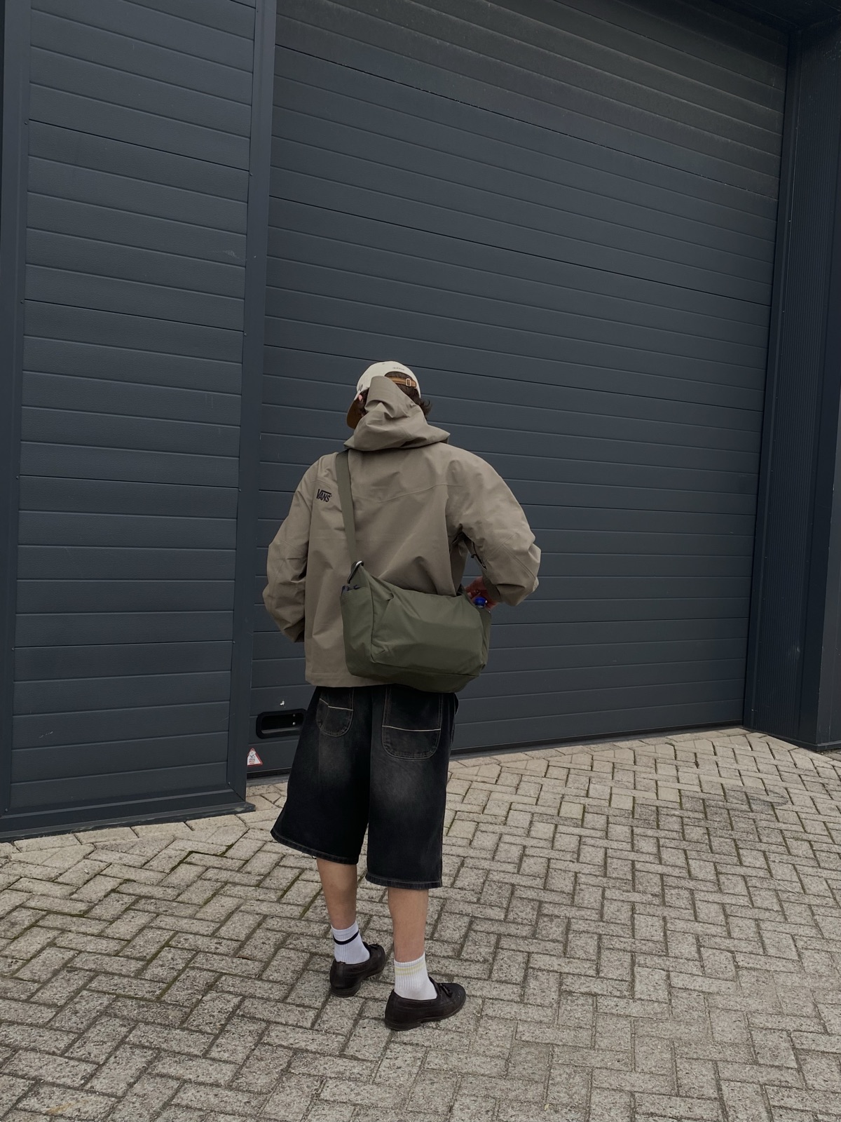 Loek op straat met een tas